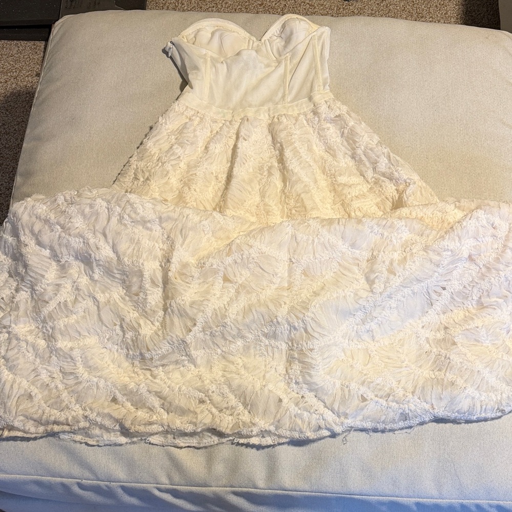 Elegant Cream Strapless Wedding Dress - Picture 4 of 5